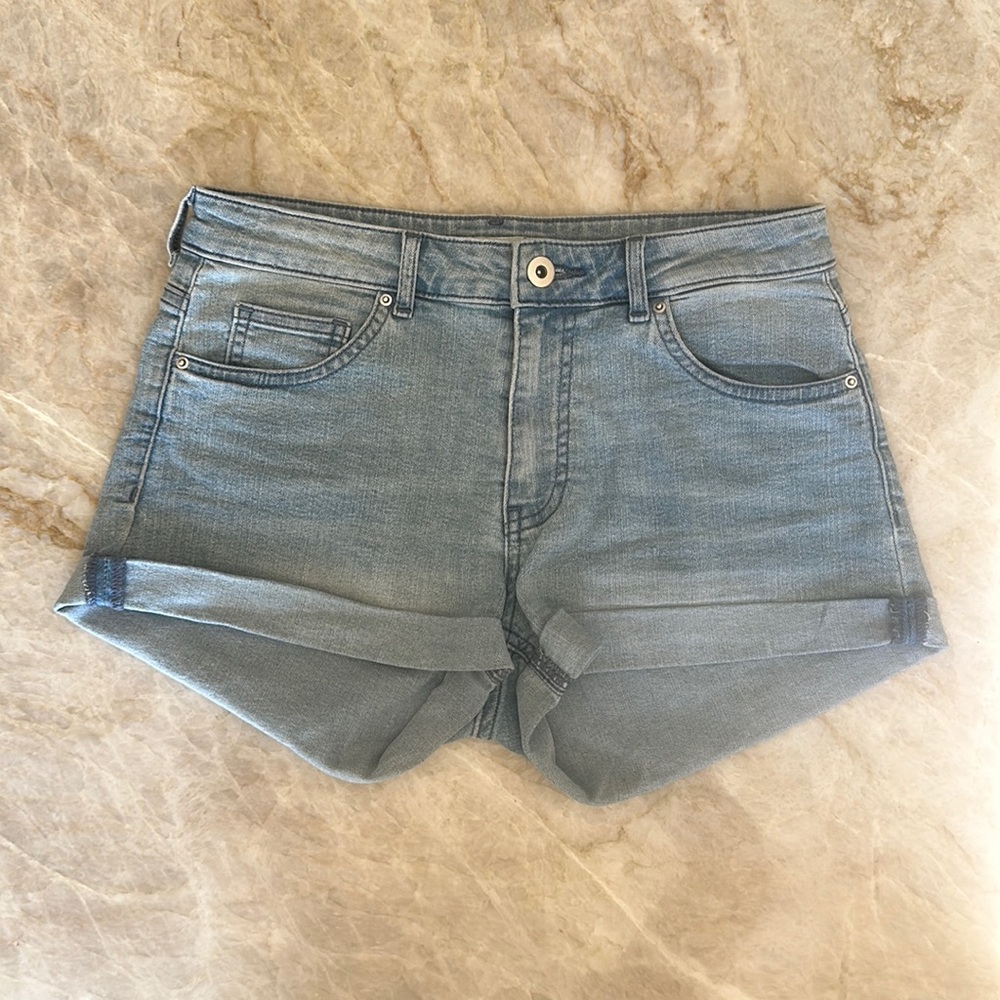 H&M Denim Short - Light Washed Blue Denim Short - Wardrobe Basics - Size 4
